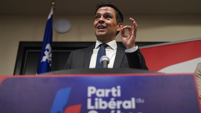 Charles Milliard parle dans un micro.