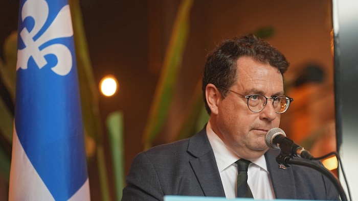 Bernard Drainville au micro.