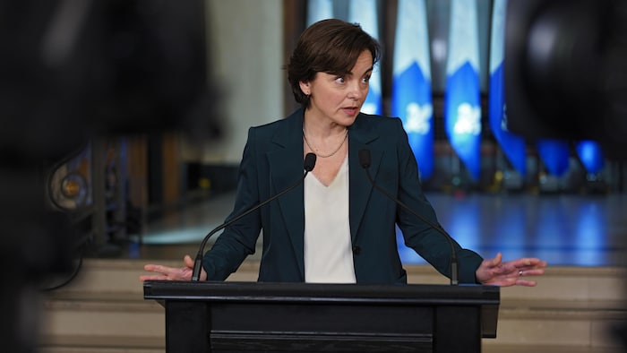 La première ministre désignée, Christine Fréchette, lors de son premier point de presse à l'Assemblée nationale.