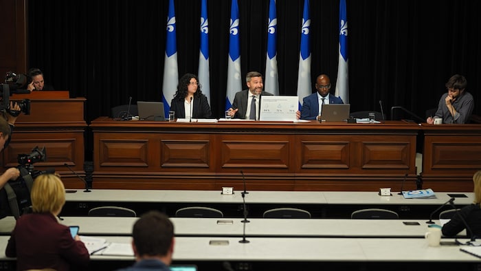 Le député solidaire a présenté le résultat de ses recherches aux médias lors d'un point de presse.