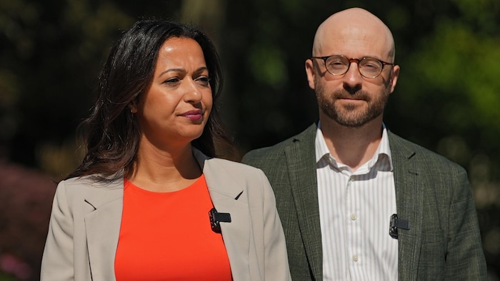 Les deux porte-parole de Québec solidaire, Ruba Ghazal et Sol Zanetti.