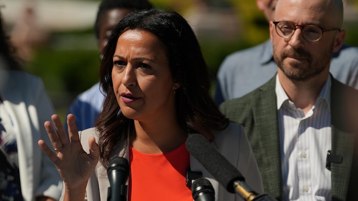 La porte-parole de Québec solidaire Ruba Ghazal en point de presse devant l’Assemblée nationale du Québec le 18 août 2026.