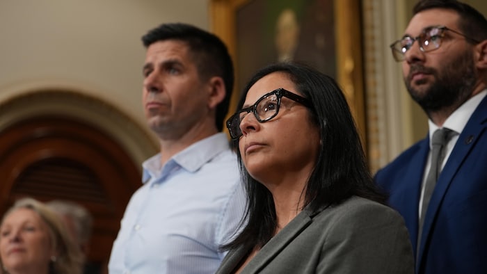 Véronica Martinez et David Miron, les parents de Zachary, accompagnés de la ministre de la Santé Sonia Bélanger et du député solidaire Guillaume Cliche-Rivard.