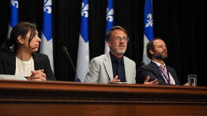 M. Dubreuil en conférence de presse aux côtés de son équipe.