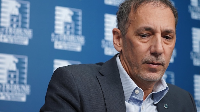 Le Dr Oliva en conférence de presse.