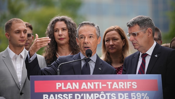 M. Pouliot en point de presse.