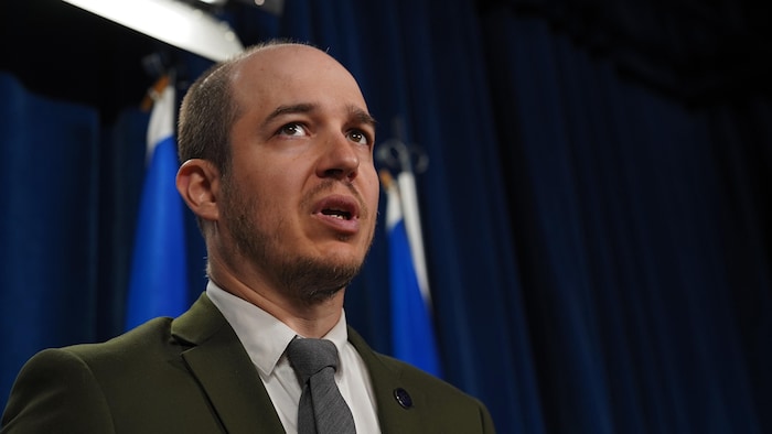 Alexandre Leduc s'entretient avec les médias