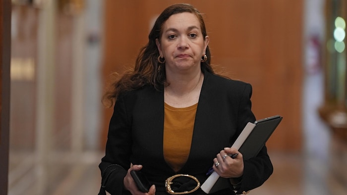 Elisabeth Prass marche vers la caméra