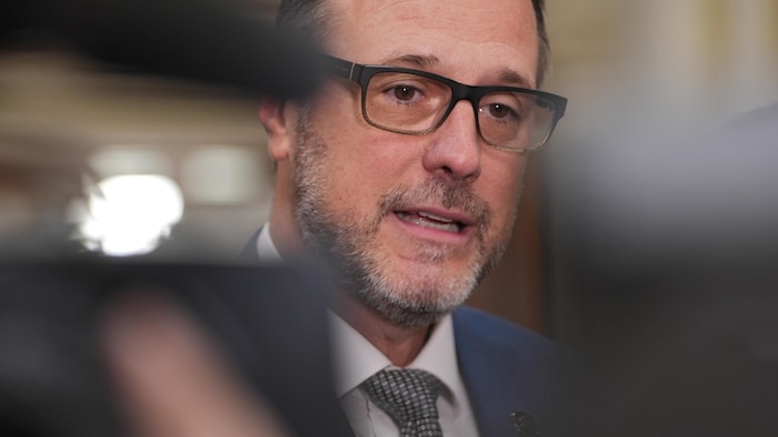 Jean-François Roberge en mêlée de presse.