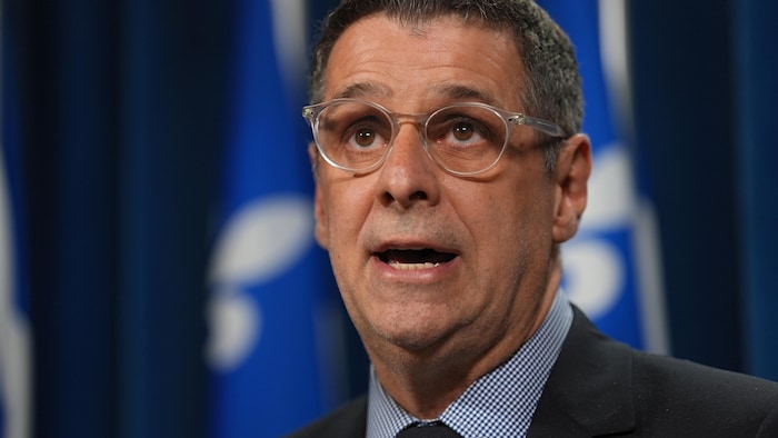 Éric Duhaime dans une salle de presse de l'Assemblée nationale. 