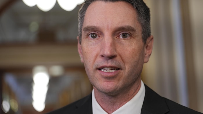 André Fortin en mêlée de presse.