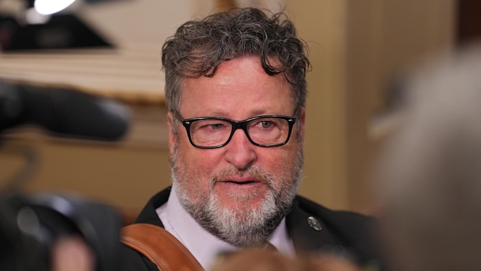 Le ministre en entrevue à l'Assemblée nationale.