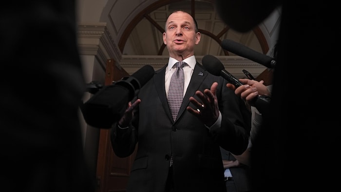 Eric Girard en mêlée de presse, le 26 février 2026.