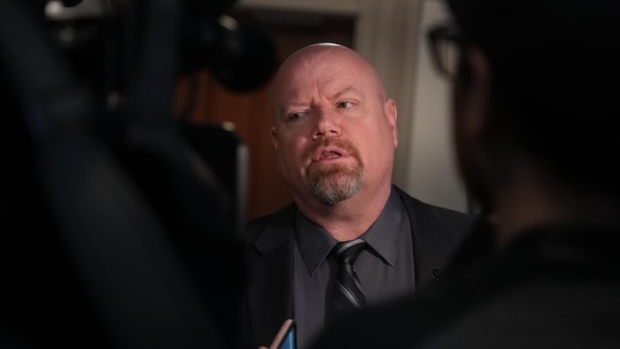 Le ministre répond aux questions des journalistes.