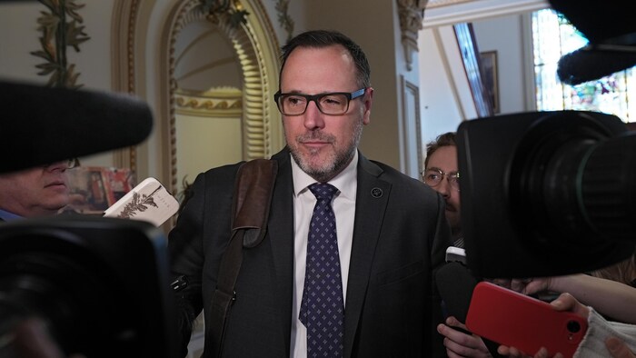 Jean-François Roberge en mêlée de presse.