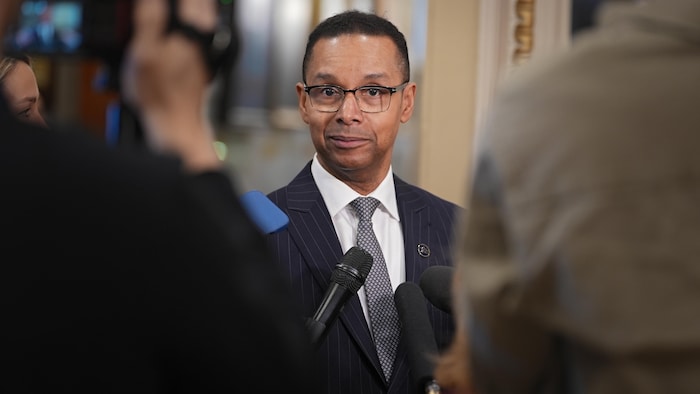 Lionel Carmant en mêlée de presse.