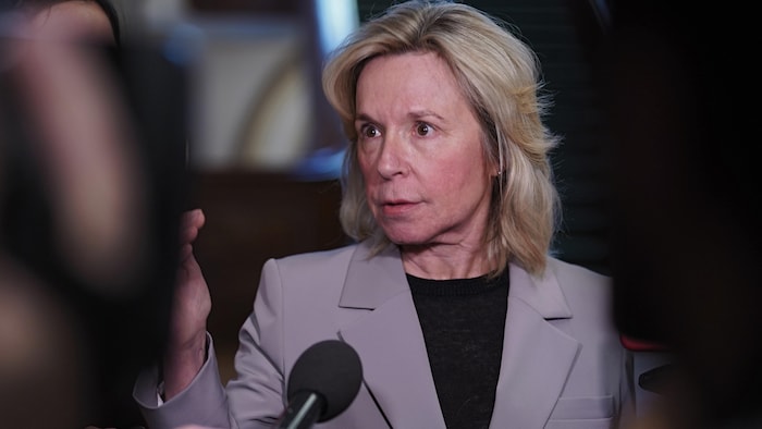 Martine Biron devant un micro.
