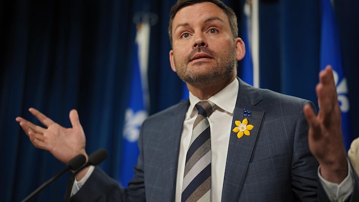 Le chef du Parti québécois, Paul St-Pierre Plamondon, lève les bras dans les airs, l'air surpris.