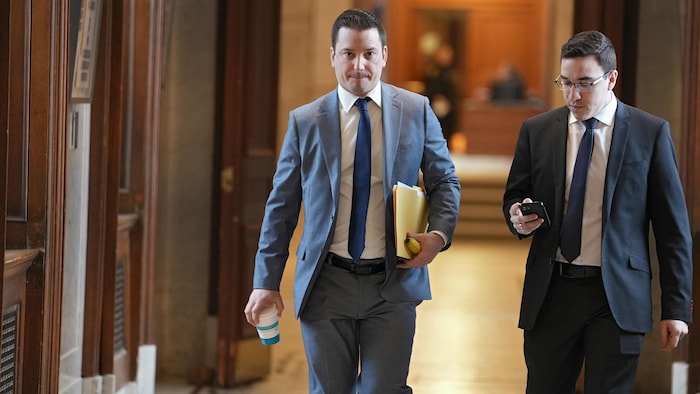 Simon Jolin Barette en train de marcher dans les couloirs de l'Assemblée nationale.
