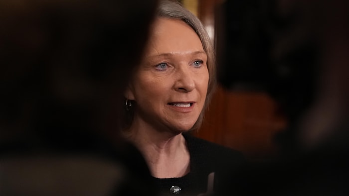 Une ministre dans un corridor.