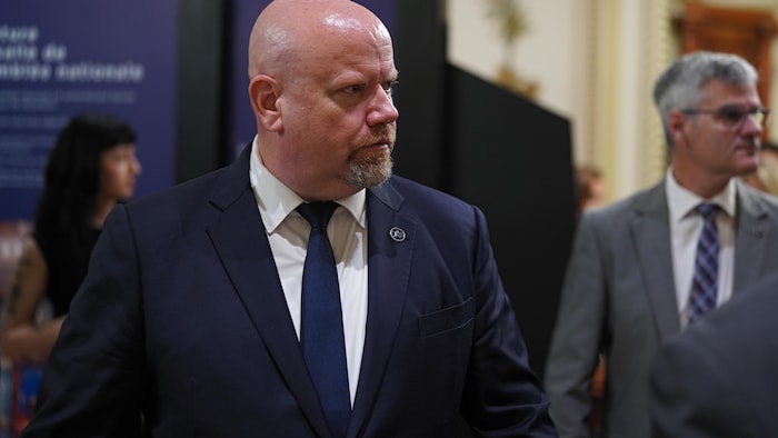 Ian Lafrenière marche dans les corridors de l'Assemblée nationale.