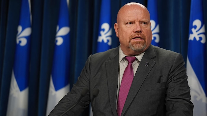Ian Lafrenière s'adresse aux journalistes.