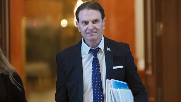 François Bonnardel marche dans un corridor de l'Assemblée nationale.