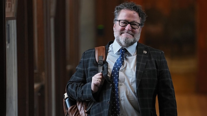 Donald Martel marche à l'Assemblée nationale.