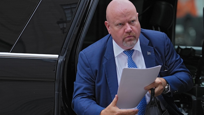 Ian Lafrenière sortant d'un véhicule.