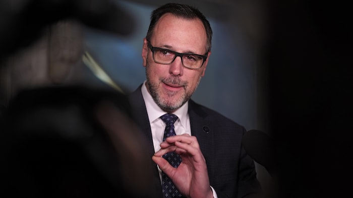 M. Roberge lors d'un point de presse.