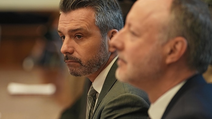 Sébastien Schneeberger assis à une table.