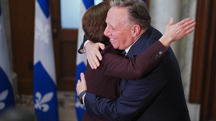 Christine Fréchette et François Legault s'enlacent. 
