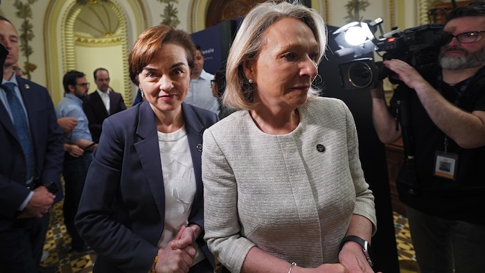 Christine Fréchette et Sonia Bélanger, à l'Assemblée nationale du Québec. 