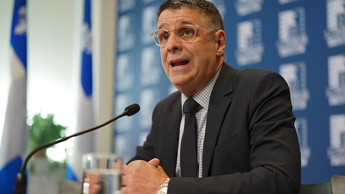 Éric Duhaime répond à une question lors d'une conférence de presse. 