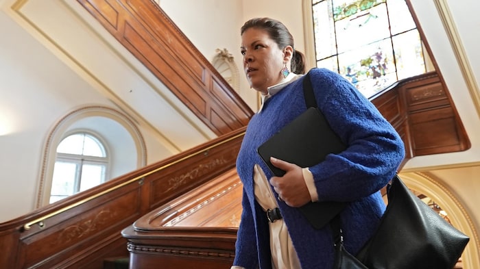 Kateri Champagne-Jourdain dans les couloirs de l'Assemblée nationale.