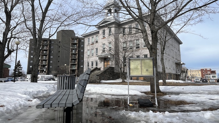 UN bâtiment patrimonial à l'abandon.