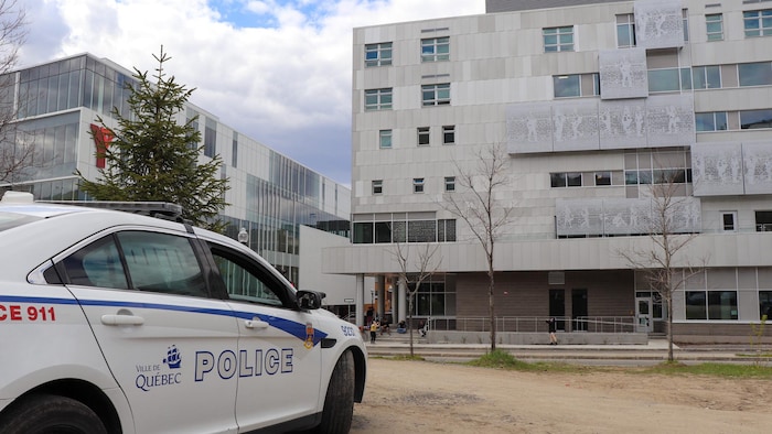 Une voiture du SPVQ stationnée à côté de Lauberivière à Québec.