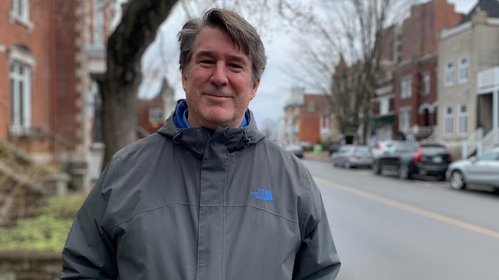 François Bélisle dans une rue de Trois-Rivières.