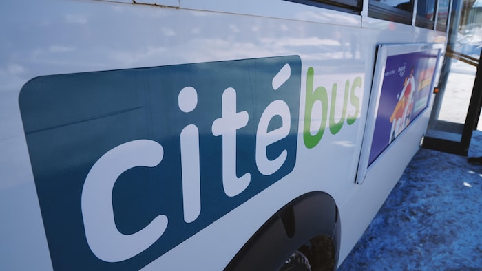 Gros plan sur le flanc d'un autobus.