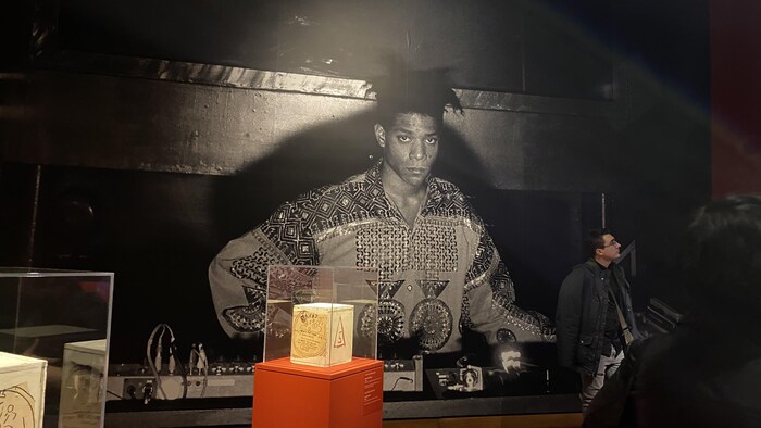 Photo grand format de Jean-Michel Basquiat dans l'une des galeries du Musée des beaux-arts de Montréal. 