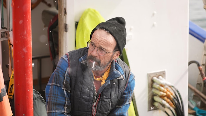 Un pêcheur de crabe au travail.