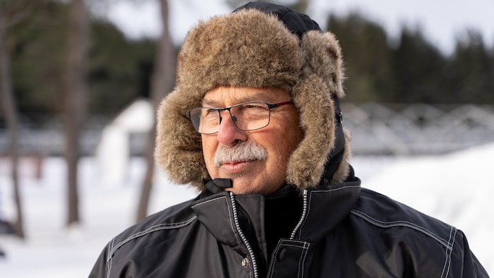 Portrait de Réjean Michaud, qui porte une chapeau de fourrure.