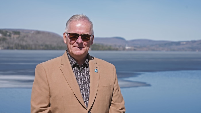 Benoît Morin devant le lac Pohénégamook. 