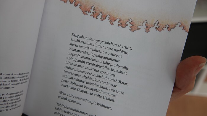 Un livre ouvert montre du texte en innu-aimun et des dessins.