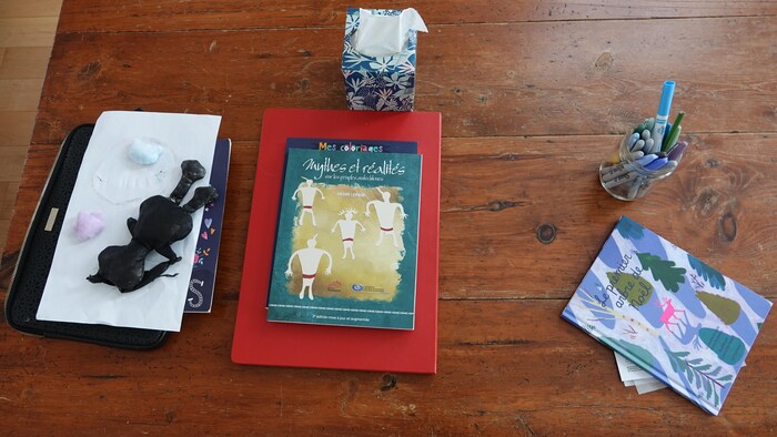 Des livres et des crayons sur une table.