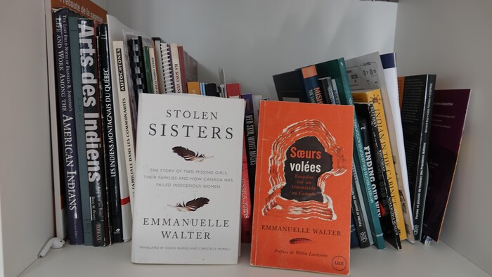 Le livre « Sœurs volées » en français et en anglais.
