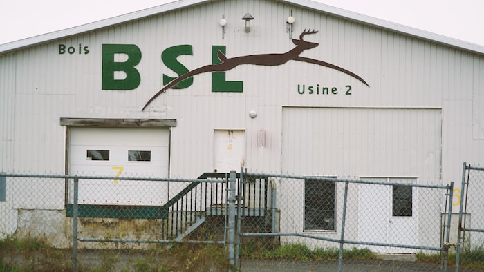 La façade de l'usine.