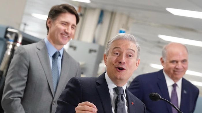 François-Philippe Champagne, ministre de l’Innovation, des Sciences et de l’Industrie, s'exprime devant le premier ministre du Canada, Justin Trudeau, et le ministre de l’Économie, de l’Innovation et de l’Énergie du Québec, Pierre Fitzgibbon. 