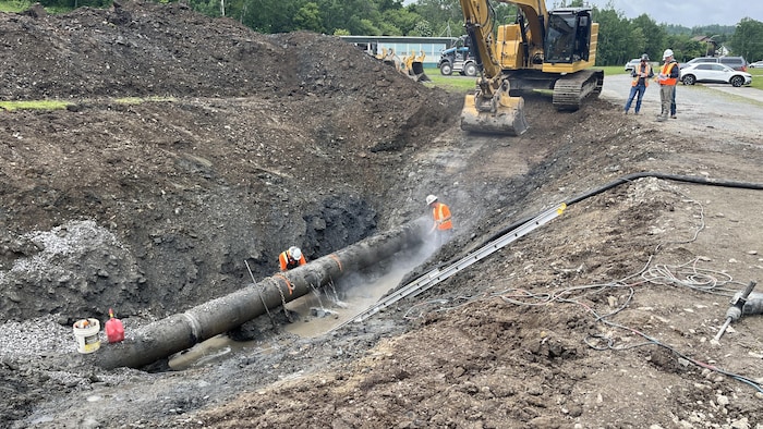 Les travaux pour colmater la fuite sur la conduite d'eau principale à Rimouski se poursuivent jeudi matin.