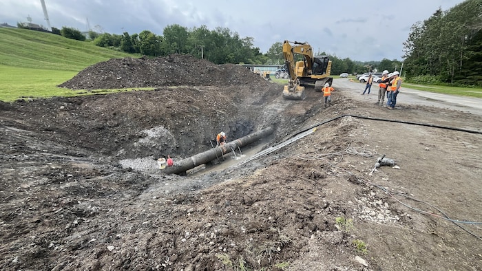 Des travailleurs réparent la conduite d'aqueduc brisée la semaine dernière.